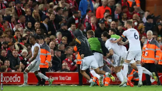 كريسنسو سامرفيل يحتفل مع لاعبي فريق ليدز بعد تسجيل هدف الفوز