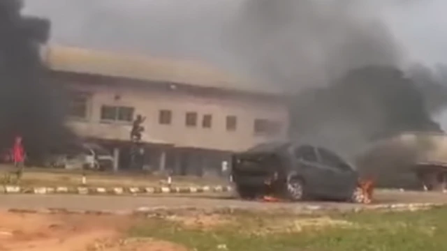 Foto gosiri otu ụgbọala na-agba ọkụ n'ime isi ụlọọrụ okpụrụọchịchị Aguata