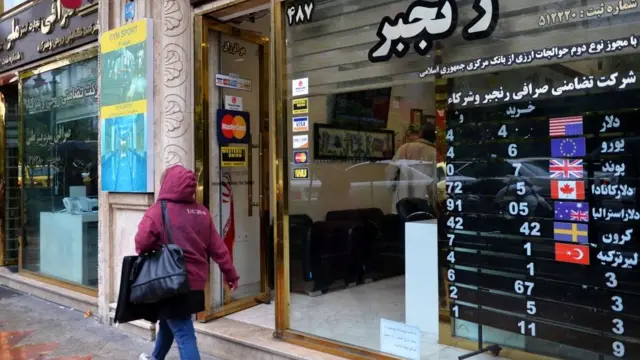 خبرگزاری ایسنا در گزارشی از "محدود شدن کالاهای وارداتی مشمول ارز ۴۲۰۰ تومانی و احتمال معرفی نرخ سوم ارزی خبر داده است