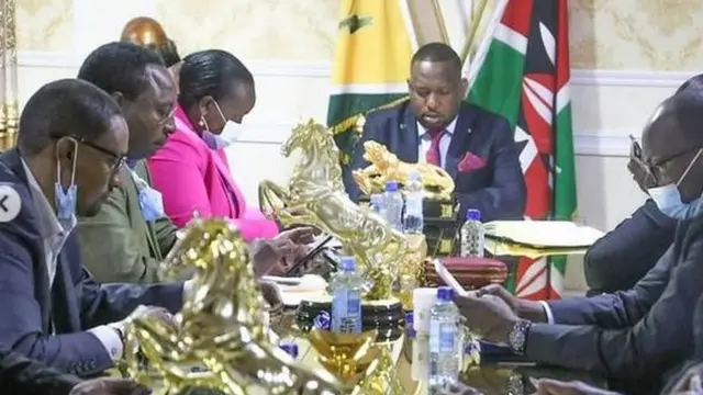 Mike Sonko atawọn eeyan kan n se ipade