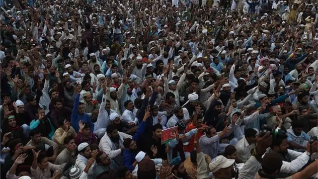 پاکستان کې مذهب ته د سپکاوي قضیې خورا حساسه موضوع بلل کېږي او په هکله یې خلک سملاسي لارو کوڅو ته وځي. ارشیف تصویر)