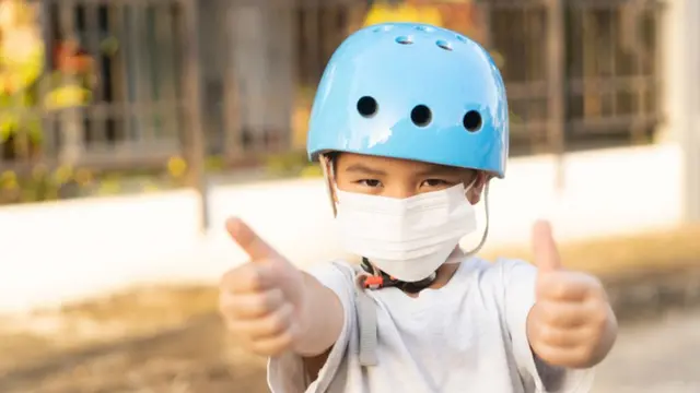 முகக்கவசம் அணிந்துள்ள குழந்தை