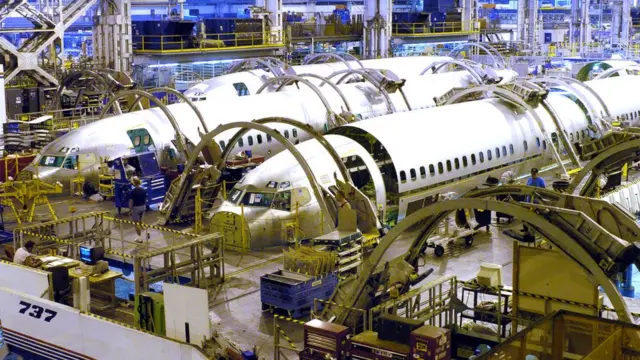 美国堪萨斯州波音威奇托厂区内装配中的波音737-800客机（资料图片）