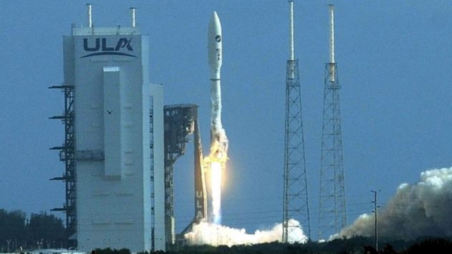 จรวด Atlas V ซึ่งบรรทุกเครื่องบินอวกาศ X-37B ทะยานขึ้นจากแหลมคานาเวอรัลในรัฐฟลอริดา