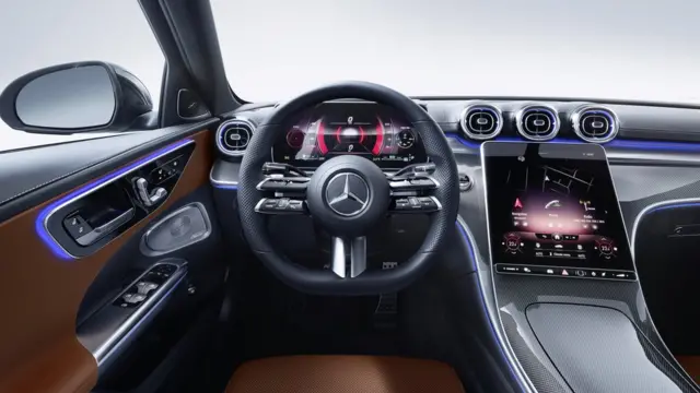 اتاق ماشین شبیه به اتاق لوکس‌ترین مدل بنز طراحی شده است