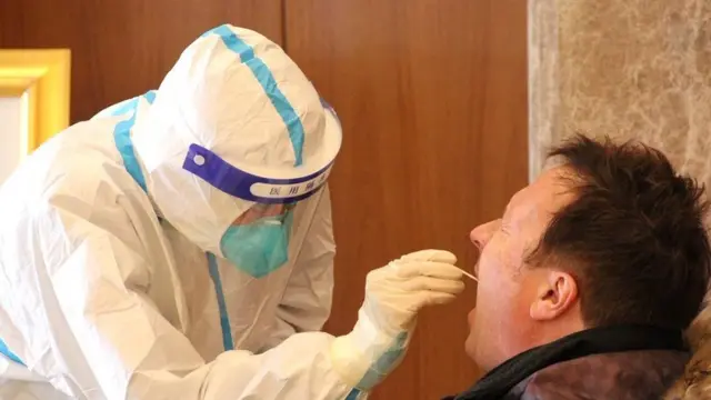 스티븐 맥도넬 BBC 중국 특파원이 경기장에 들어가기 위해 코로나19 검사를 받고 있다