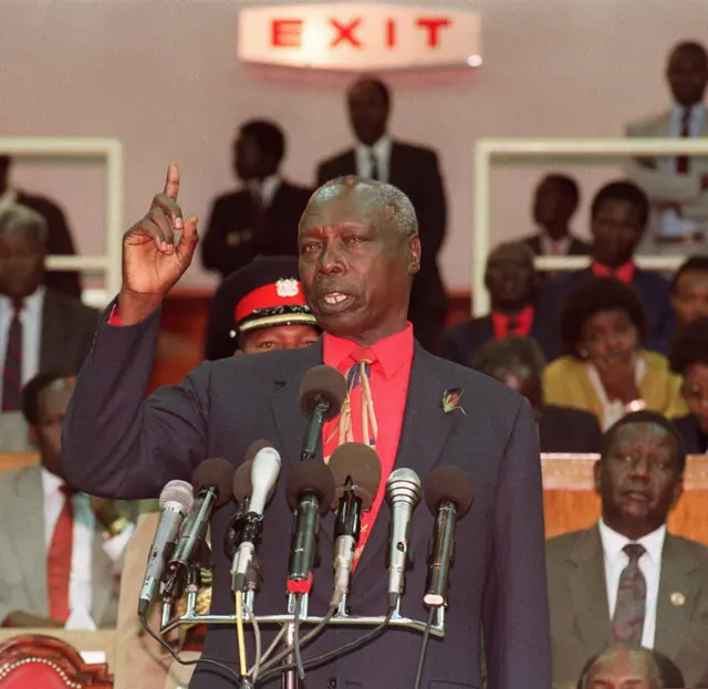Daniel Arap Moi prononçant un discours en 1991 devant 3000 fonctionnaires de l'Union nationale africaine du Kenya (KANU), son parti au pouvoir, affirmant que c'est la fin du régime de parti unique au Kenya.
