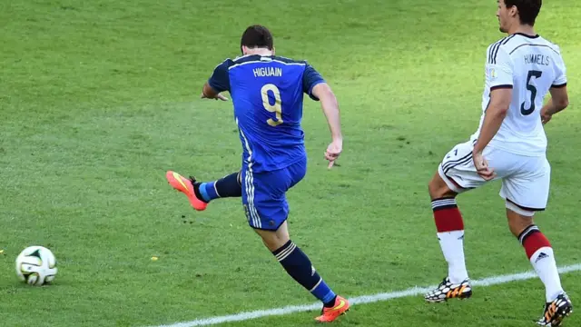 Gonzalo Higuaín patea ante la mirada de Hummels.