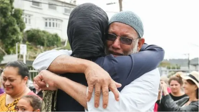 એક વ્યક્તિને ગળે મળતાં ન્યૂઝીલૅન્ડનાં પીએમ