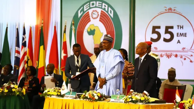 La table de séance du 55ème sommet de la CEDEAO à Niamey