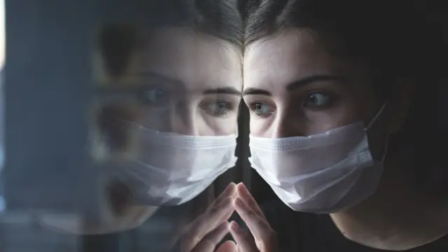 கொரோனா வைரஸ்: "வீட்டில் இருப்பவர்களிடமிருந்தே கோவி 19 அதிகளவில் பரவுகிறது" - புதிய ஆய்வு