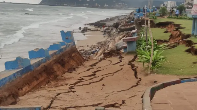 పార్కులో కుంగిన భూమి