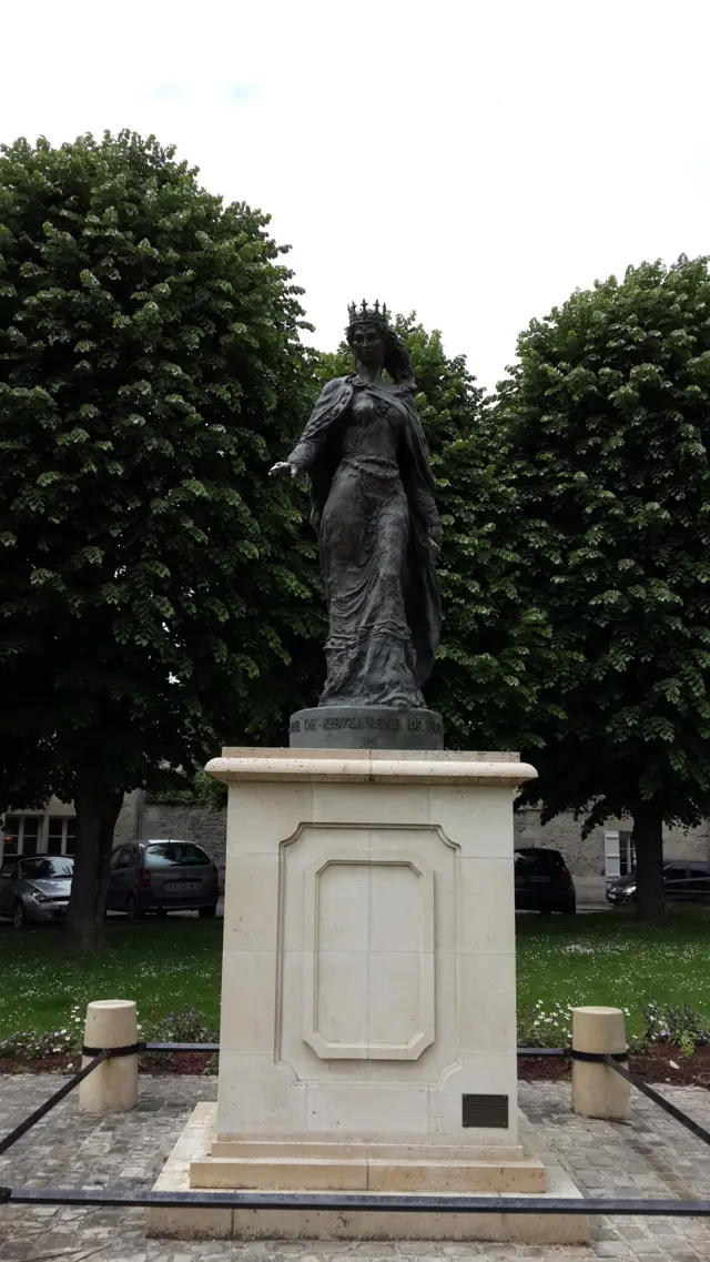 пам'ятник Анни Ярославни в Санлісі