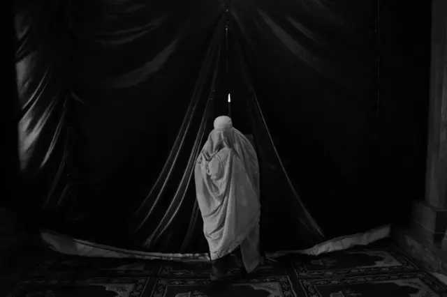 Seorang umat sedang beribadah di masjid di pusat Srinagar, Masjid Jamia.