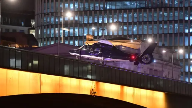 Helicópteros sobrevolando el Puente de Londres