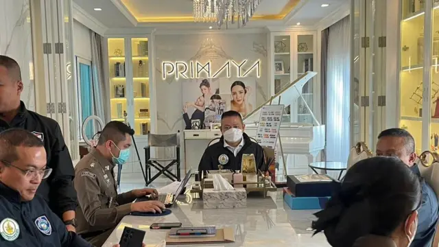 เมื่อวันที่ 19 ม.ค. เจ้าหน้าที่เข้าตรวจค้นบ้านเลขที่ 189/24 หมู่บ้านลัดดารมย์ บางนา ต.บางแก้ว อ.บางพลี จ.สมุทรปราการ ซึ่งเป็นบ้านพักของ น.ส.พิชญ์นรี เจ้าของผลิตภัณฑ์เสริมอาหารภายใต้ชื่อแบรนด์ PRIMAYA (พรีมายา)