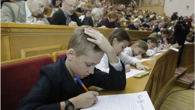 Новую редакцию украинского правописания рекомендуют использовать сначала в общественной жизни, а потом - в школах
