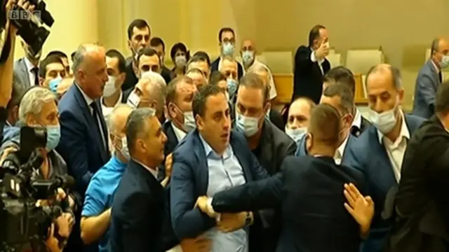 Gürcüstan Parlamentində jurnalistlərin döyülməsinə görə dava düşüb