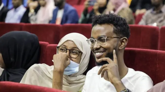 المشاهدون ينتظرون العرض الأول للأفلام الصومالية في المسرح الوطني الصومالي في مقديشو