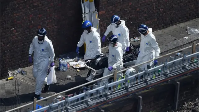 Rescatistas llevan a una de las víctimas mortales