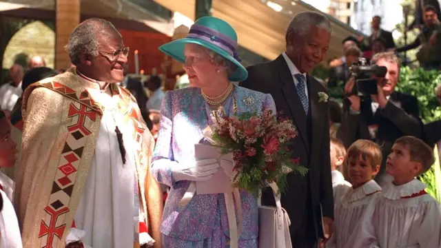 Musenyeri mukuru Tutu hamwe n'Umwamikazi Elizabeth II na Perezida w'Afurika y'epfo Nelson Mandela (iburyo) i Cape Town mu 1995