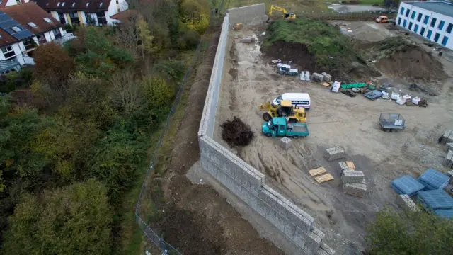 Münih'te inşaatı süren duvar