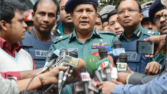 পুলিশ কমিশনার আছাদুজ্জামান মিয়া কথা বলছেন সাংবাদিকদের সঙ্গে