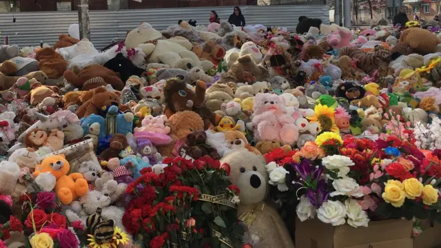 Стихийный мемориал у "Зимней вишни"