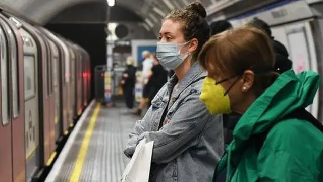 Los cubrebocas actúan más como dispositivos para desviar la respiración.