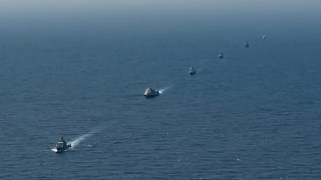 (Từ trái) Các tàu HTMS Krabi (Thái Lan), USS Montgomery (Mỹ), RSS Tenacious (Singapore), UMS Kyan Sittha (Myanmar), BRP Ramone Alcaraz (Philippines), KDB Darulamen (Brunei), và Corvette (Việt Nam)18 trong cuộc tập trận chung Mỹ-ASEAN