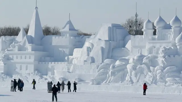 বরফের তৈরি একটি বিশাল কেল্লা