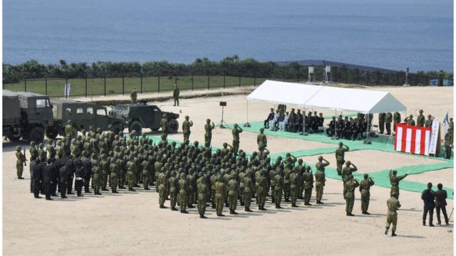 東シナ海で中国との緊張が高まるなか、沖縄県の与那国島に自衛隊の駐屯地が開設された（今年3月）