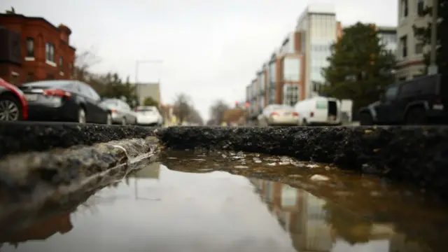 Яма на дорозі