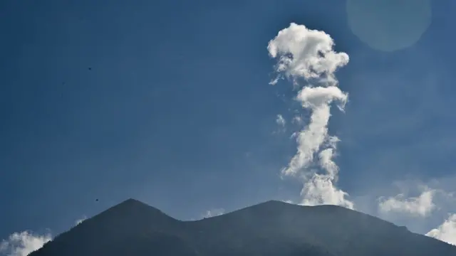 بالصور غليان في بركان أغونغ بجزيرة بالي الإندونيسية