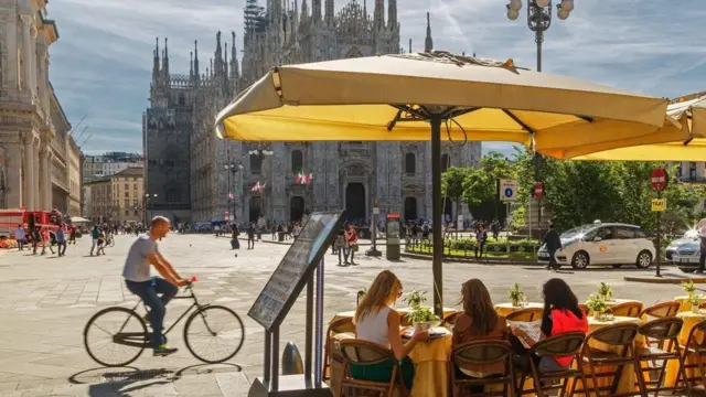 ميلان هي مركز الأعمال والأزياء في إيطاليا