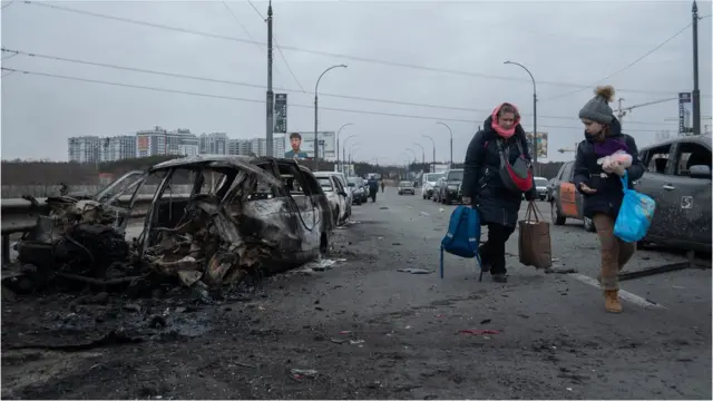 Civilians leaving the city of Irpin during the evacuation during the Russia-Ukraine War, on 7 March 2022