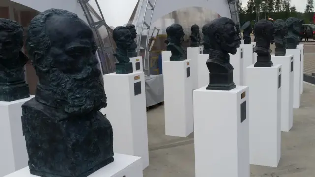 Бюсты военачальников и царей в парке "Патриот"