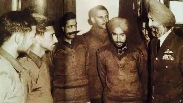 पाकिस्तान से लौटने के बाद नंदा करियप्पा (तस्वीर में सबसे पीछे) और वायुसेना के दूसरे अधिकारी एयर चीफ़ अर्जन सिंह के साथ.