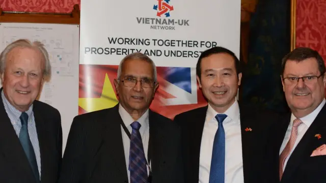 Hội viên Mạng lưới Việt-Anh (Vietnam-UK Network) chọn Thượng viện Anh là nơi tổ chức kỳ gặp mặt thường niên vào hôm 17/01/2016. Từ trái qua phải: Ông Ben Chapman, Chủ tịch Mạng lưới Việt-Anh, Lord Dholakia, Đại sứ Việt Nam Nguyễn Văn Thảo, ông Paul Smith, Chủ tịch hãng công nghệ NashTech.