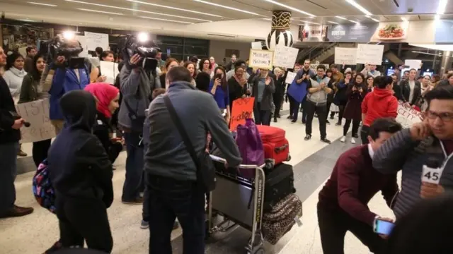 مسافران در فرودگاه