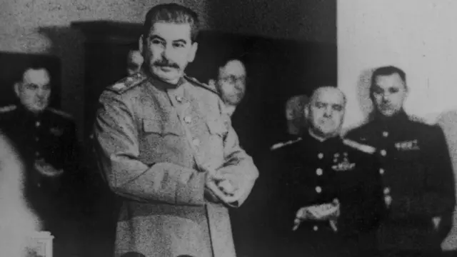 Совещание в Ставке 1 января 1944 года (справа от Иосифа Сталина маршалы Константин Рокоссовский и Георгий Жуков)