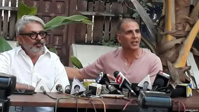 पत्रकार सम्मलेन करते भंसाली और अक्षय