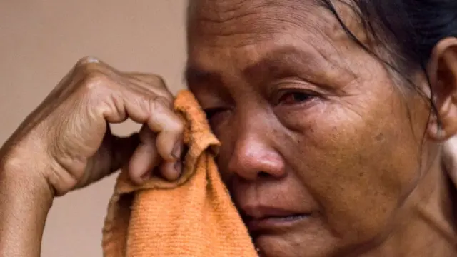 หญิงชาวบ้านลาวในศูนย์พักพิงที่ปากซอง