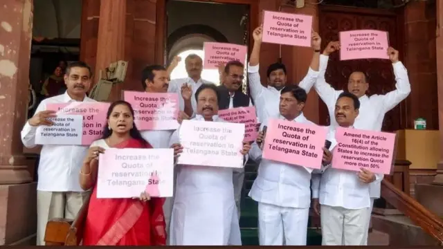 పార్లమెంటు ఆవరణలో ప్లకార్డులతో నిరసన తెలుపుతున్న టీఆర్‌ఎస్ ఎంపీలు