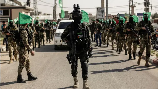 গাযায় হামাসের সামরিক শাখার সদস্যদের প্যারেড।