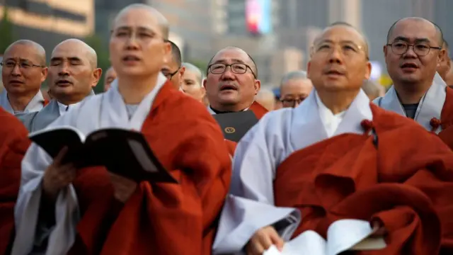 В Южной Корее буддийские монахи молились за успех переговоров