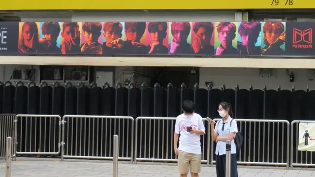 紅磡香港體育館外架起兩米高黑色屏風(29/7/2022)