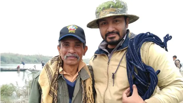 কুমিরটি উদ্ধারে দুই কুমির বিশেষজ্ঞ অভিযানে নেমেছেন।