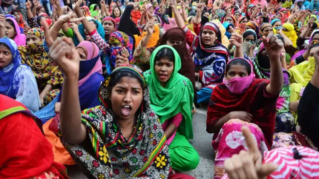 ঢাকার সড়কে বিক্ষুব্ধ গার্মেন্টস কর্মী।