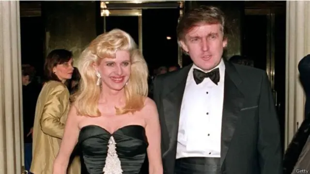 Donald Trump akiwa na mkewe Ivana mwaka 1989